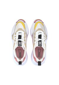 Puma-sneakers med ett flerfärgat ovandel, med beige, vit, gul och rosa accenter, textilmaterial och en tjock vit sula.