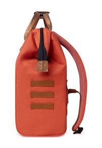 Borsa in tessuto arancione con chiusura a zip superiore, manici in pelle marrone texturizzati e tre cinturini orizzontali sulla parte anteriore per attacco o decorazione.