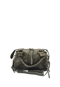 Sac à main en cuir gris avec une forme structurée, dotée de quincaillerie dorée, d'une anse tressée et d'une bandoulière réglable. Les détails incluent une fermeture à lien.