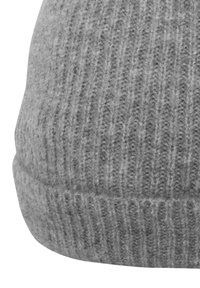 Cappello in maglia grigio realizzato in morbida lana, con un motivo a coste. Il bordo risvoltabile offre ulteriore texture e calore.