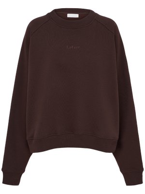 Sudadera de manga larga de color marrón oscuro con cuello redondo, puños y dobladillo acanalados, y un sutil logo bordado "LeGer" en el pecho.