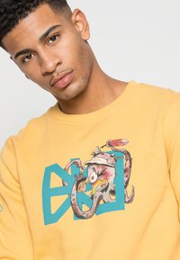 Makia MAKIA X MAURI KUNNAS OCTO - Camisola - ochre