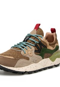 Zapatilla de senderismo marrón y verde con cordones azul claro, suela beige moteada, tirador de talón rojo y texturas de tela mixtas.