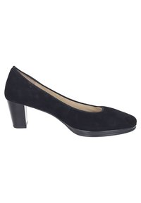 Décolleté nera in suede con punta rotonda, tomaia testurizzata e tacco a blocco angolare. La suola è in un materiale nero liscio.
