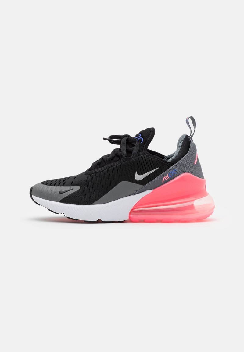 Sort, grå og pink Nike Air Max 270 sneaker med mesh-øverdel, hvid mellemsål, synlig pink luftstød, og Nike-logoer på siden og tungen.
