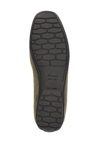 Chaussure en daim marron avec une semelle en caoutchouc noir texturé, dotée d'un motif de semelle pour une meilleure adhérence et d'un logo portant la mention "Sioux Since 1954".