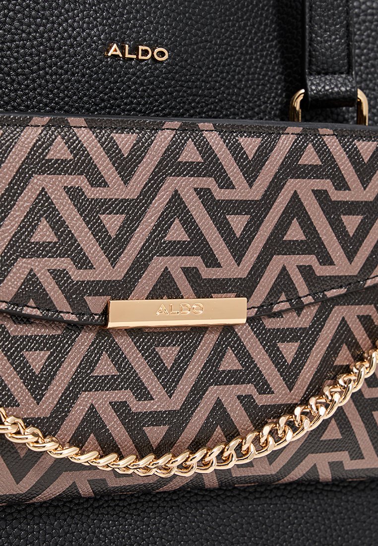 Bolso de mano de Aldo en tonos negro y marrón con un patrón, con una correa de cadena dorada y una placa del logo de Aldo dorada sobre un fondo de cuero texturizado.