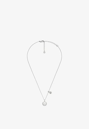 Silberne Kettencollier mit einem kreisförmigen Anhänger, der einen strukturierten Rand und ein kleines florales Akzent aufweist. Verstellbare Länge mit einem Verschluss.