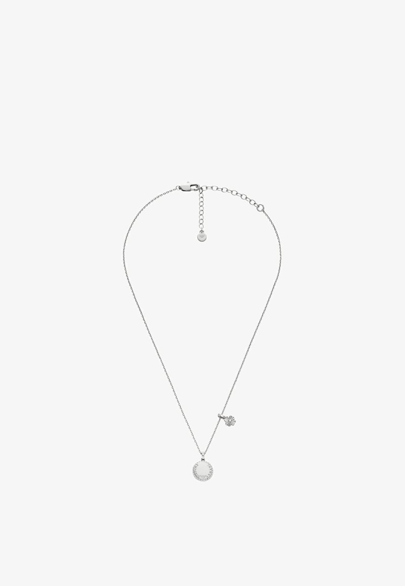 Sølv kæderekede med en cirkulær vedhæng, der har en tekstureret kant og en lille blomsteraccent. Justerbar længde med en lås.