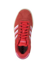 Crvene suknene tenisice s bijelim i ružičastim trostrukim uzorkom, okruglim vrhom i ravnim vezicama. Logo marke vidljiv na jeziku i ulošku.