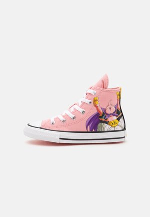 Zapatilla deportiva alta rosa con cordones y suela blancas, con un personaje de dibujos animados con los brazos levantados y capa púrpura en el lateral.