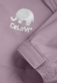 Fioletowa wodoodporna kurtka z tkaniny, z zapięciem na rzepy przy mankietach, zaokrąglonym kołnierzem oraz wytłoczonym logo słonia z nazwą marki "CeLaVi."
