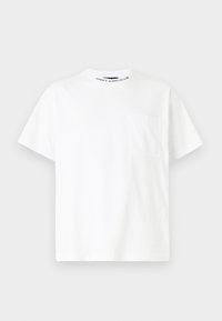 Balts kokvilnas T-krekls ar apaļu apkakli, īsām piedurknēm un krūšu kabatu. Uz apkakles ir zīmola "VERSACE JEANS COUTURE" logotips.