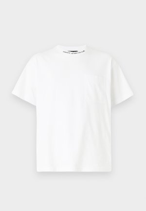 T-shirt bianca in cotone con collo rotondo, maniche corte e tasca sul petto. Presenta il logo "VERSACE JEANS COUTURE" sul colletto.