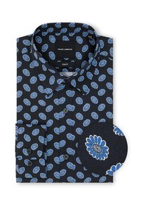 Czarna koszula slim-fit z niebieskim i białym wzorem kwiatowym, z zapięciem na guzikami przy mankietach i klasycznym kołnierzykiem, starannie złożona z detalami tkaniny w zbliżeniu.