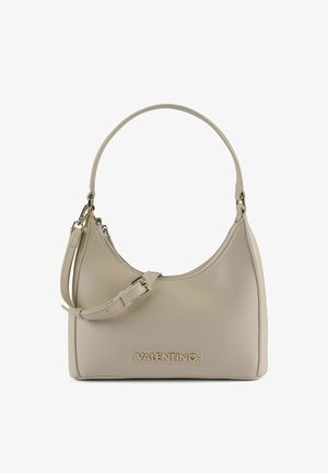 Sac à main en cuir beige avec un design incurvé, une bandoulière ajustable, une fermeture zippée et le logo "VALENTINO" embossé sur le devant.