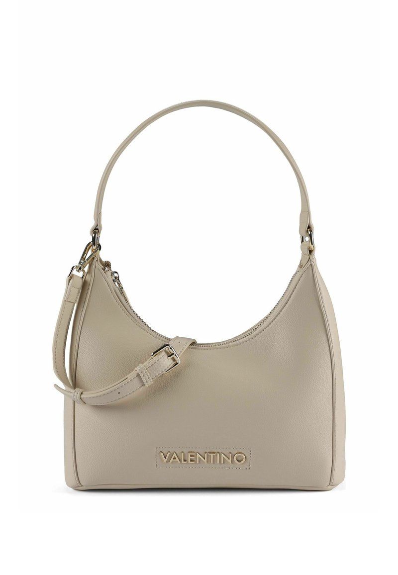 Borsa a mano in pelle beige con design curvo, tracolla regolabile, chiusura con zip e logo "VALENTINO" in rilievo sulla parte frontale.