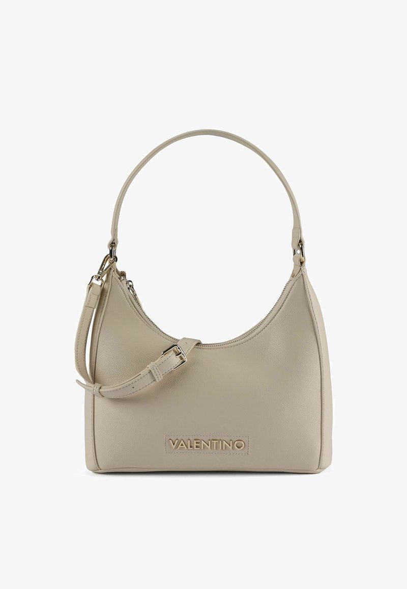Borsa a mano in pelle beige con design curvo, tracolla regolabile, chiusura con zip e logo "VALENTINO" in rilievo sulla parte frontale.