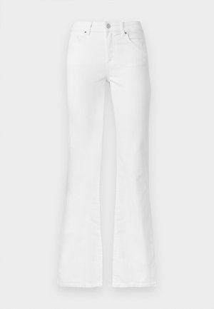 Jean blanc taille haute avec fermeture à bouton et fermeture éclair, poches avant et arrière, et jambes légèrement évasées.