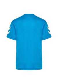 Camiseta atlética de manga corta azul con un escote redondeado. Presenta acentos en forma de chevrón blancos en ambas mangas. Tejido suave y ligero.