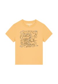 Geel katoenen t-shirt met een zwart lijntekening van een kaartontwerp met bergen, bomen en wolken. Standaard ronde hals, korte mouwen.