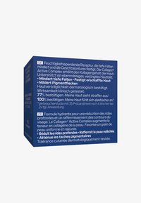 Blauer Karton mit weißem Text. Enthält Details zur feuchtigkeitsspendenden Formel in Deutsch und Französisch, die Vorteile für Hautfestigkeit und Faltenreduzierung hervorhebt.