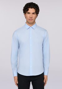 Himmelblaues Langarmhemd mit Button-down-Kragen, das eine glatte Textur, einen geraden Schnitt und fünf weiße Knöpfe auf der Vorderseite hat.