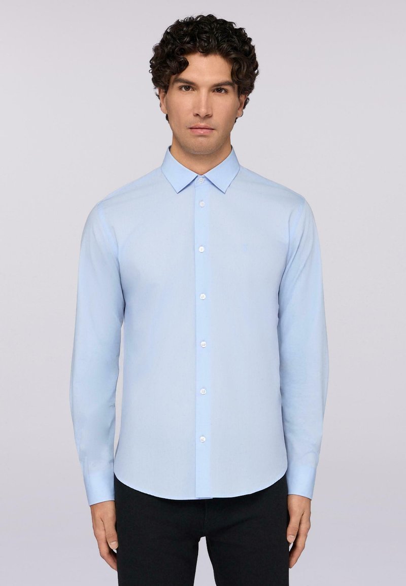 Himmelblaues Langarmhemd mit Button-down-Kragen, das eine glatte Textur, einen geraden Schnitt und fünf weiße Knöpfe auf der Vorderseite hat.