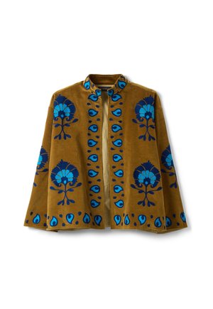 Bruine suède jas met blauwe bloemmotieven en druppelborduursel, opstaande kraag en open voorkant, weergegeven tegen een witte achtergrond.