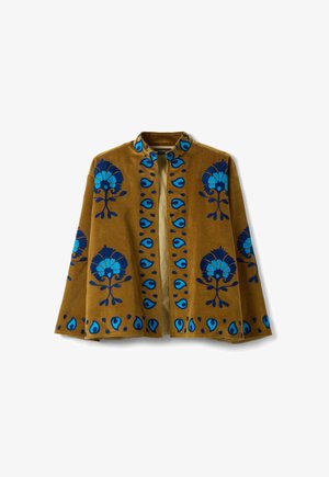 Giacca in camoscio marrone con ricamo floreale blu e gocce, collo alla coreana e apertura frontale, mostrata su uno sfondo bianco.