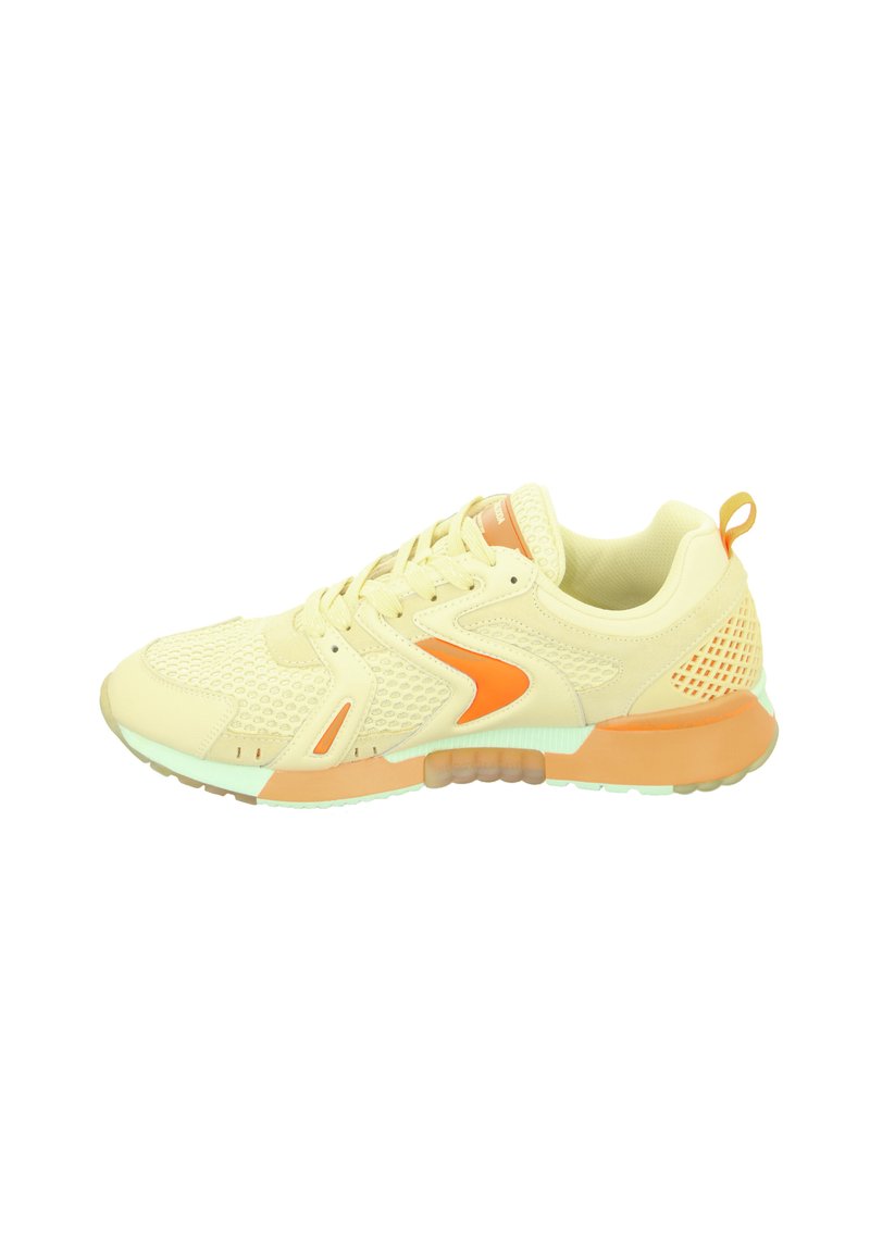 Helle gelbe Sportschuh mit orangefarbenen Akzenten, Netzpaneelen und strukturiertem Gummisohle. Verfügt über eine Schnürung vorne und eine Zuglasche hinten.