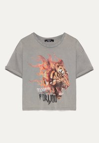 Szara krótka koszulka z grafiką ryczącego tygrysa z płomieniami oraz napisem "MOST FOR YOU" w stylu postarzonym.