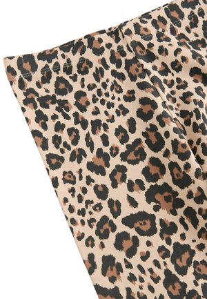 Luipaardprint stof met een beige achtergrond, voorzien van zwarte en bruine vlekken. Soepele textuur met zichtbare stiksels.