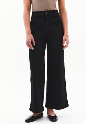 HIGH WAIST MIT AUSGESTELLTEM  - Flared-farkut - black