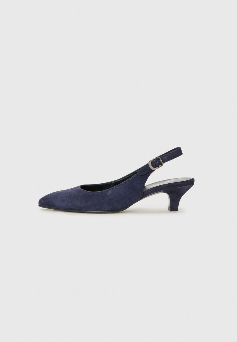 Scarpa slingback in suede navy con punta affusolata, tacco basso e cinturino regolabile con dettaglio in fibbia metallica.