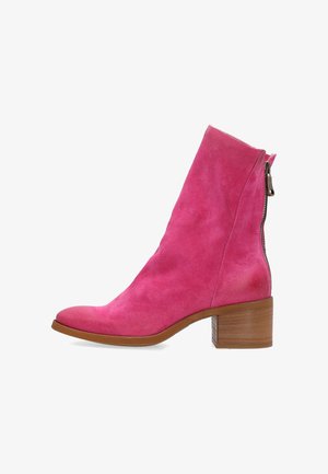 Pink ruskind ankellang støvle med brun blokhæl og lynlås bagpå på hvid baggrund, vist i sideprofil.