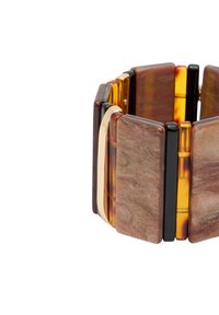 Bracciale in resina marrone e ambra con segmenti rettangolari, intervallato da accenti neri e un dettaglio metallico dorato. Finitura liscia e texture lucida.