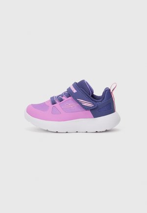 Lila- und pinkfarbiger Kindersneaker mit weißer dicker Sohle, Mesh-Obermaterial, Klettverschluss und Zuglasche auf schlichtem hellgrauem Hintergrund.
