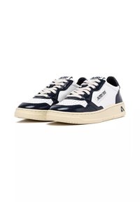 Sneakers in pelle bianca e blu navy con punta traforata, suola in gomma beige e lacci crema. Presentano logo laterale e dettagli con texture.