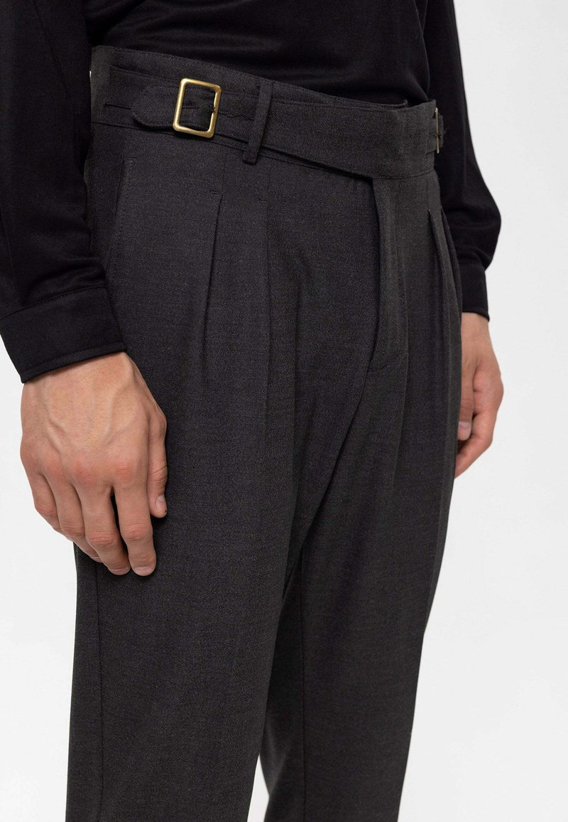 Antioch PLEATED WITH BUCKLE BELT DETAIL - Stoffhose - smoked 