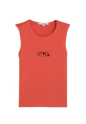Top coral sin mangas con tejido acanalado, escote redondo y parche con el logo "SCP" en relieve centrado en el pecho.