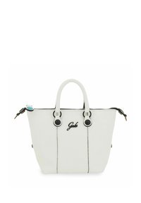 Sac à main blanc texturé avec des accents et des coutures noires, deux poignées et une fermeture éclair sur le côté. Présente un logo sur le devant.