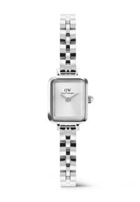 Montre bracelet argentée à boîtier rectangulaire avec un bracelet en métal entièrement lié, cadran minimaliste et logo "DW Daniel Wellington" sous 12 heures.