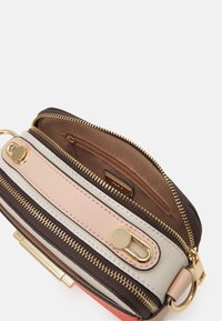 Borsa compatta multicolore che presenta un mix di materiali, dettagli in zip dorati e sezioni testurizzate in marrone, crema, rosa e arancione.