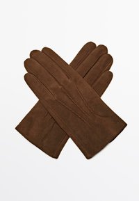 Bruine suède handschoenen met een gladde textuur, voorzien van stiksels aan de bovenkant en een verlengd ontwerp, plat neergelegd in een kruislings patroon.