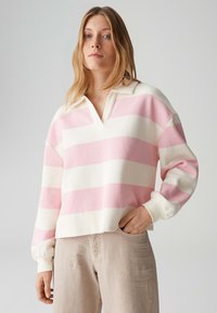 Gebreide trui met V-hals, met afwisselende roze en witte strepen, lange mouwen en geribbelde manchetten. Gestructureerde stof met een comfortabele pasvorm.