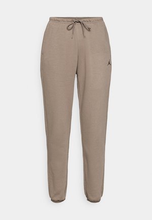 Pehér jogger nadrág puha anyagból készült. Rugalmas derékkal és húzózsinórral rendelkezik, valamint oldalsó zsebekkel. Fekete logó kiemelés a combon.