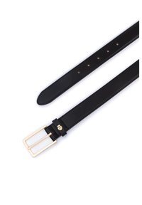 Ceinture en cuir noir avec une texture lisse, dotée d'une boucle rectangulaire dorée et de plusieurs trous pour un ajustement. Accentuée par un passant noir.
