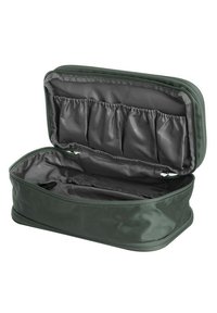 Borsa cosmetica verde con cerniera, dal texture liscia, con scomparti interni e tasche elastiche per l'organizzazione. Forma rettangolare.