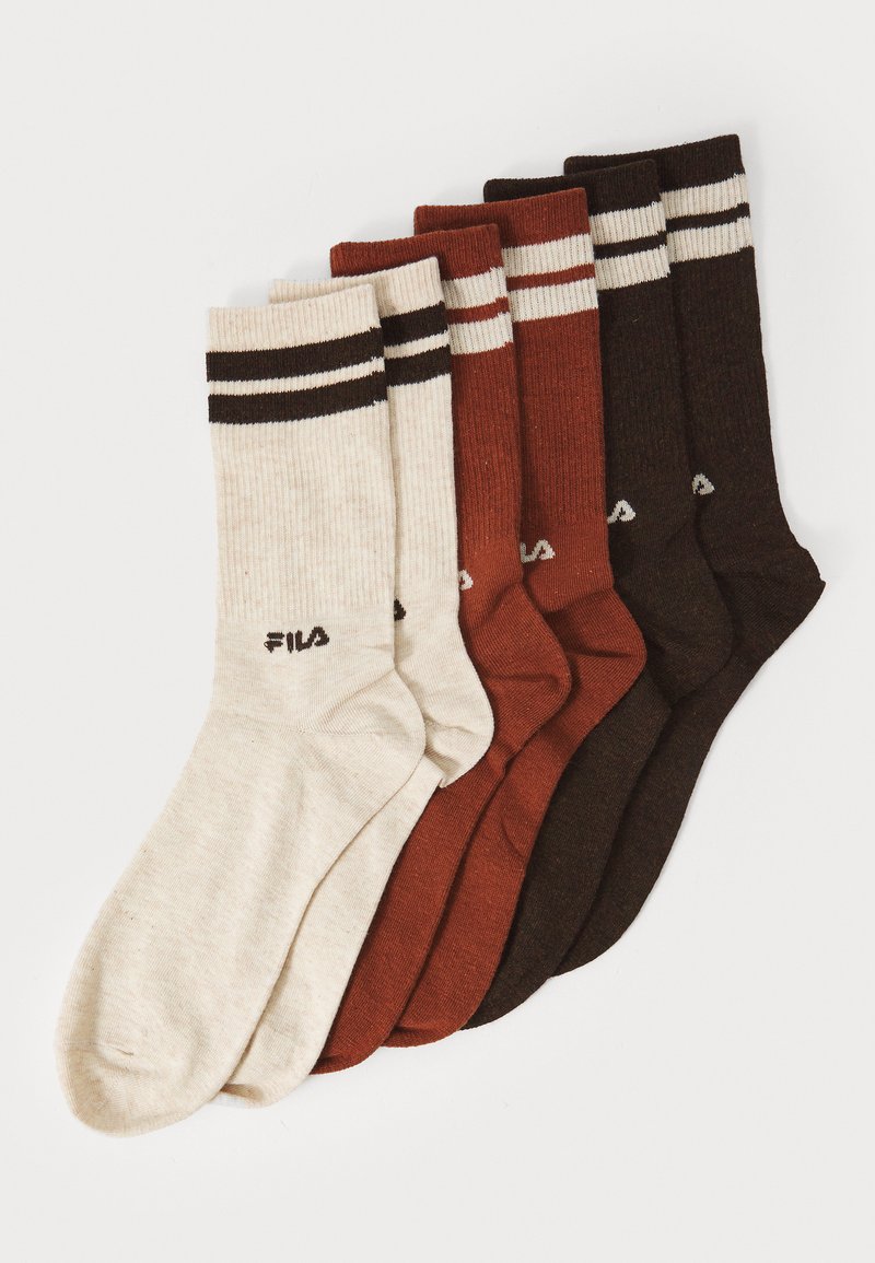 Lot de six paires de chaussettes en tissu côtelé, présentant des couleurs beige, marron rouge et marron foncé. Accents rayés près du haut. Logo Fila visible.